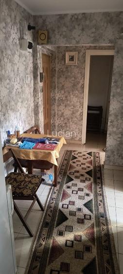 Apartament cu trei camere, doua holuri generoase, patru debarale si in balcon.