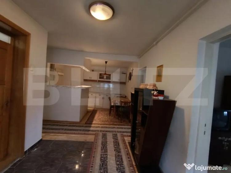 Casa de vanzare/spatiu comercial, cu 4 camere ?i un teren - 1
