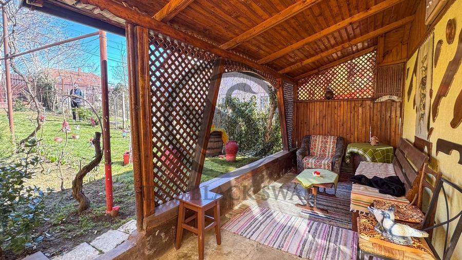 Casă individuală cu 5 camere cu Canalizare în Est