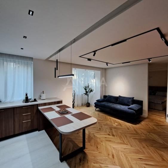 Apartament cu 2 camere semidecomandat, mobilat în Central