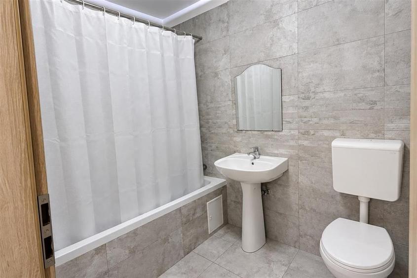 Apartament cu 3 camere decomandat, mobilat în Exterior Vest