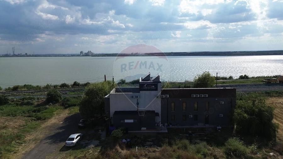 Casă cu 10 camere cu Teren 568 Mp în Corbu