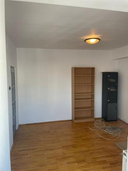 Apartament cu 4 camere decomandat, mobilat în Central