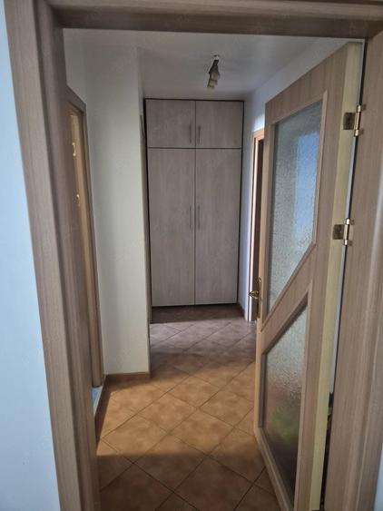 Apartament cu 3 camere semidecomandat în Colentina
