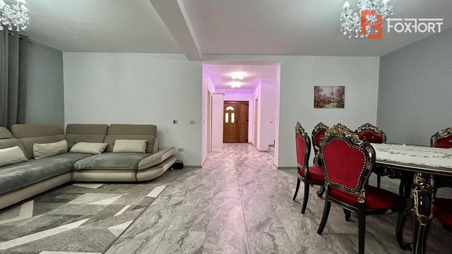 Casă individuală cu 5 camere cu Canalizare în Plopi