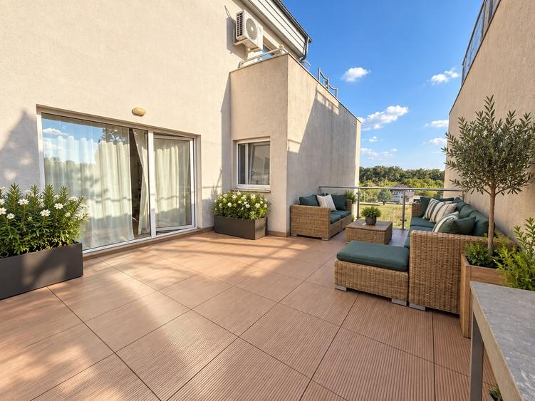 Apartament cu 4 camere decomandat, mobilat în Băneasa