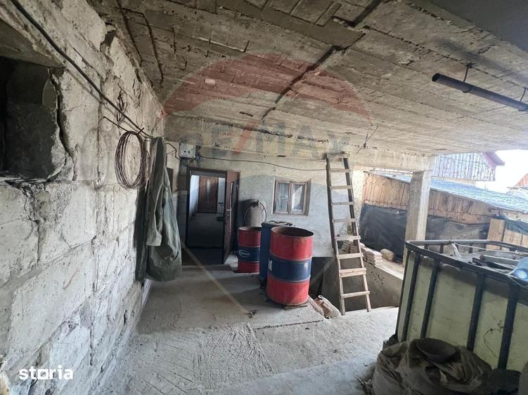 Casă cu 6 camere cu Teren 700 Mp în Străoane