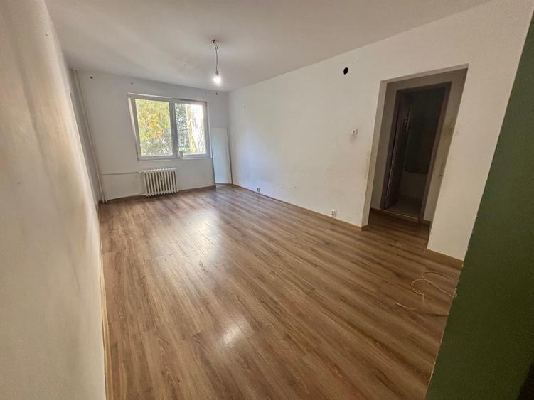 Apartament cu 4 camere decomandat în Iancului