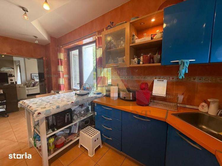 Casă cu 10 camere cu Teren 999.8 Mp în Central