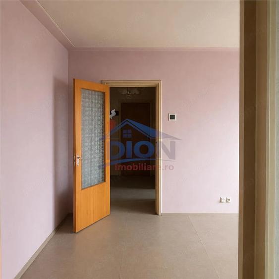 Apartament cu 3 camere semidecomandat în Rahova