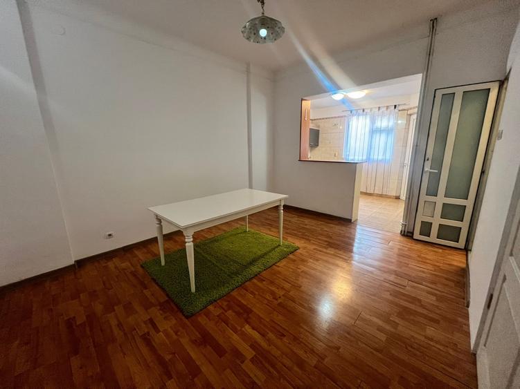 Casă individuală cu 8 camere cu Canalizare în Vatra Luminoasă