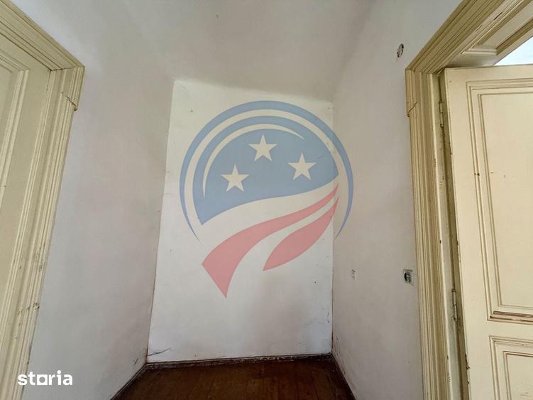 Casă cu 7 camere cu Teren 330 Mp în Central
