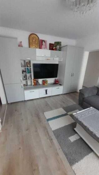 Inchiriez apartament 3 camere - 6