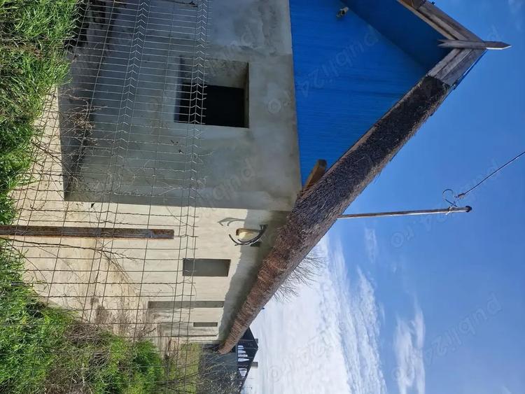 Pensiune gri teren 2240 m2 ,casa 563m2 75000 eur ,teren 1677m2 50000 eur, acces auto DJ222N - 2