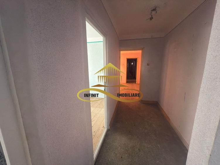 De vanzare apartament 3 camere Roman Neamt - 10