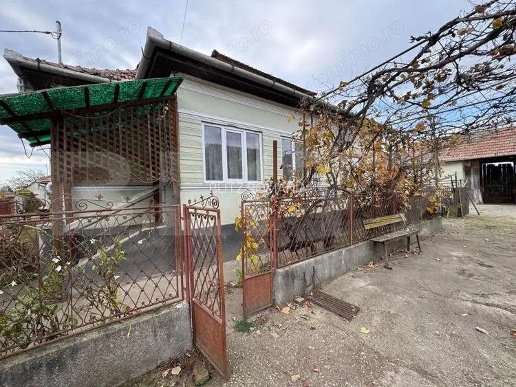 Casa individuala, 3 camere, curte generoasa Leorin?, jude?ul Alba