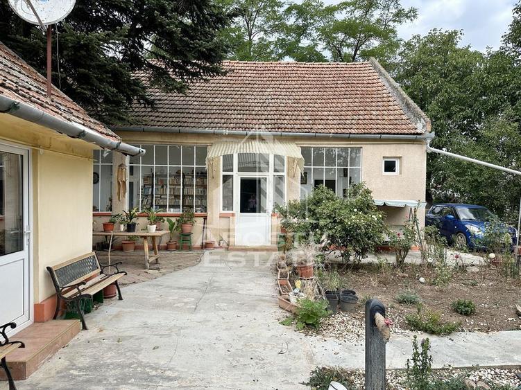 Casa cu anexa si teren 1457 in localitatea Carani - 1