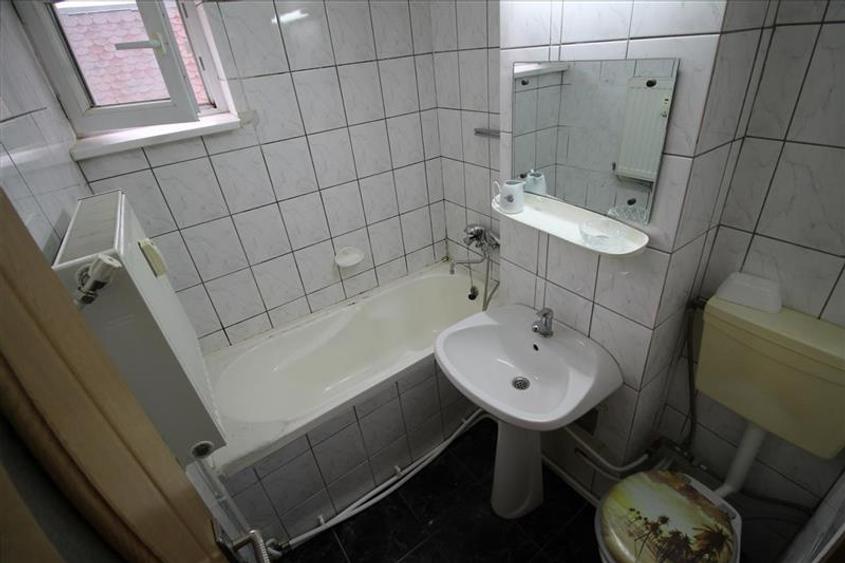 Zona Miron Costin - apartament 3 camere - etajul 2 - 10