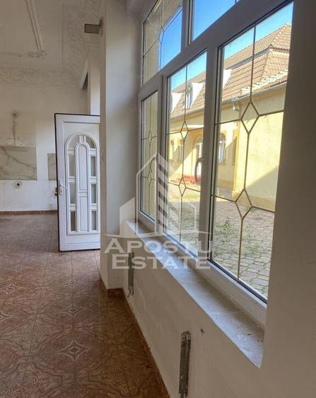 Doua case in aceea?i curte - 6