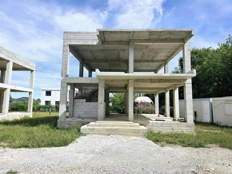 Ansamblu 8 case la structura, 3298mp teren, autorizatie valabila - 8