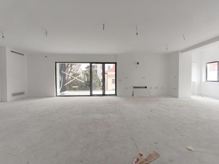 Apartament cu 4 camere decomandat în Herăstrău