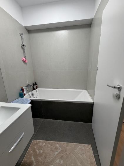 Apartament cu 3 camere semidecomandat, mobilat în Central