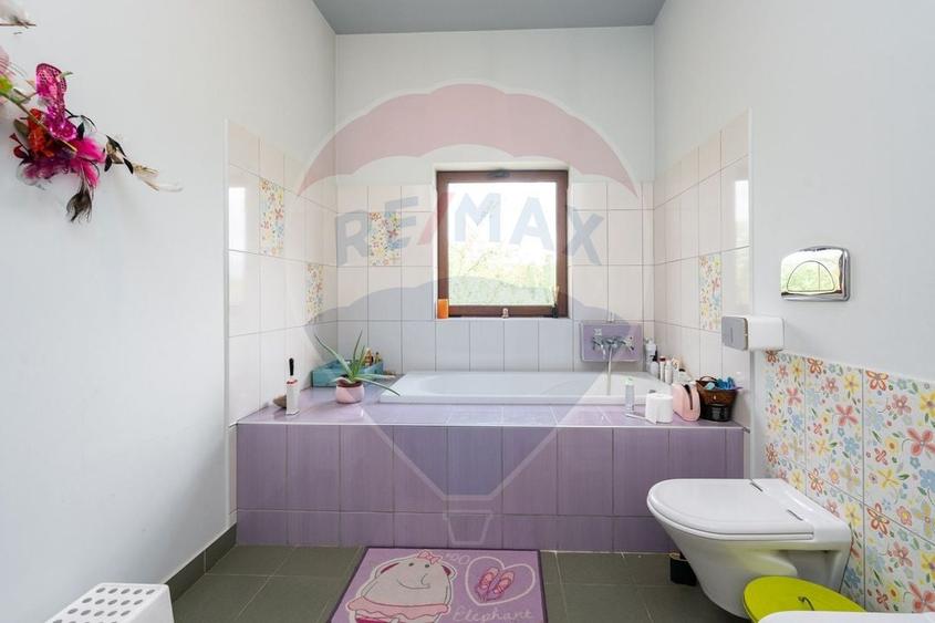 Casă individuală cu 5 camere cu Piscina în Izvorani