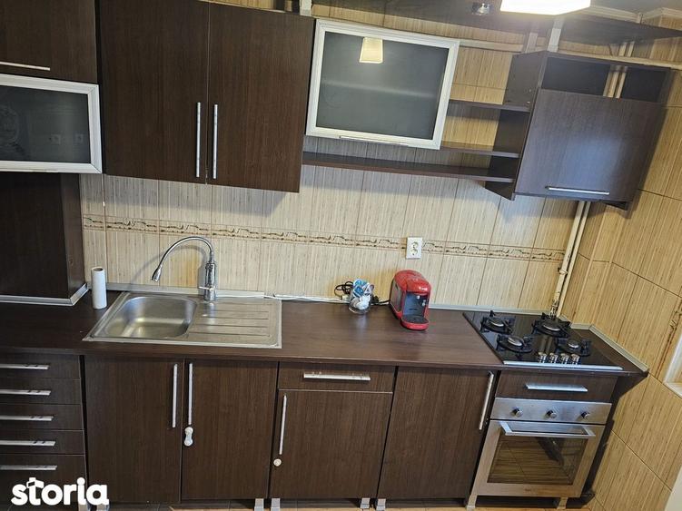 Apartament cu 3 camere decomandat, mobilat în Titan