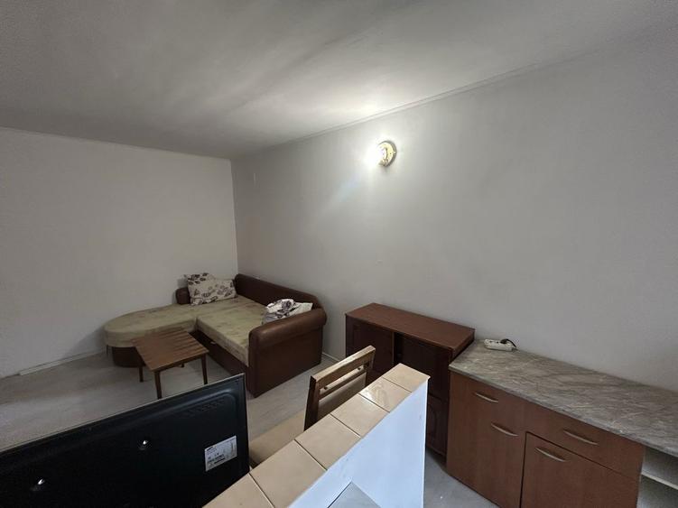 Incheriez Garsoniera la curte - 1