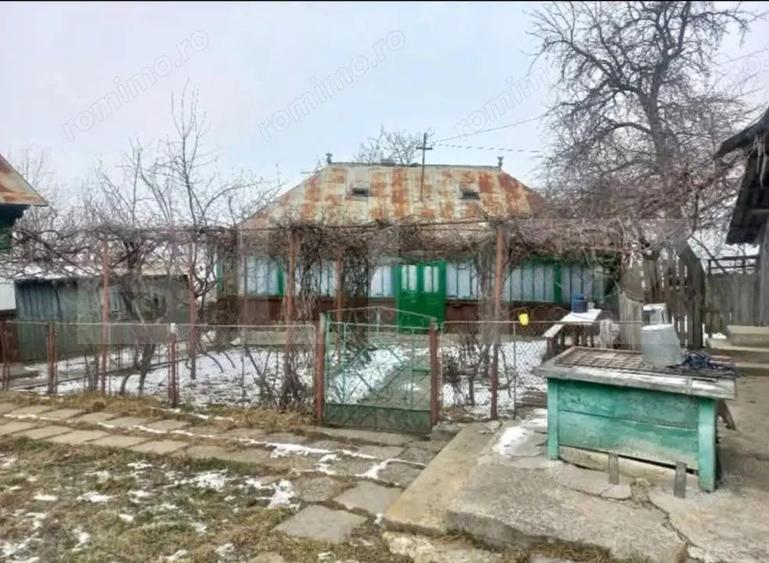 Casa batraneasca, 40 mp si teren intravilan de 2700 mp, loc. Stanca - Zvoristea - 7