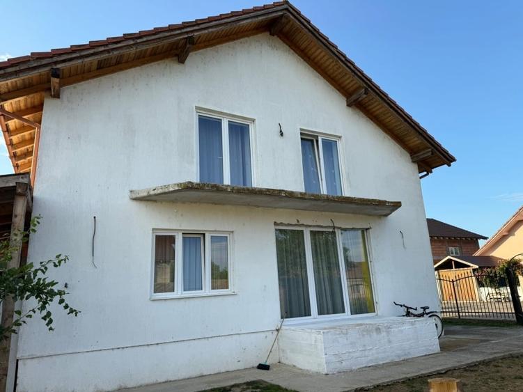 Casă individuală cu 3 camere cu Canalizare în Central