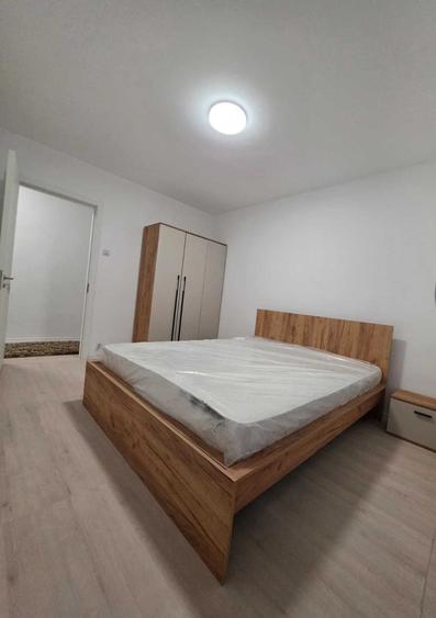 Apartament cu 3 camere semidecomandat în Colentina