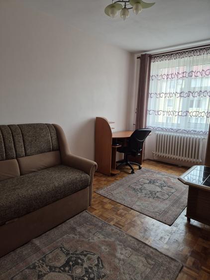 Apartament cu 4 camere semidecomandat, mobilat în Cedonia
