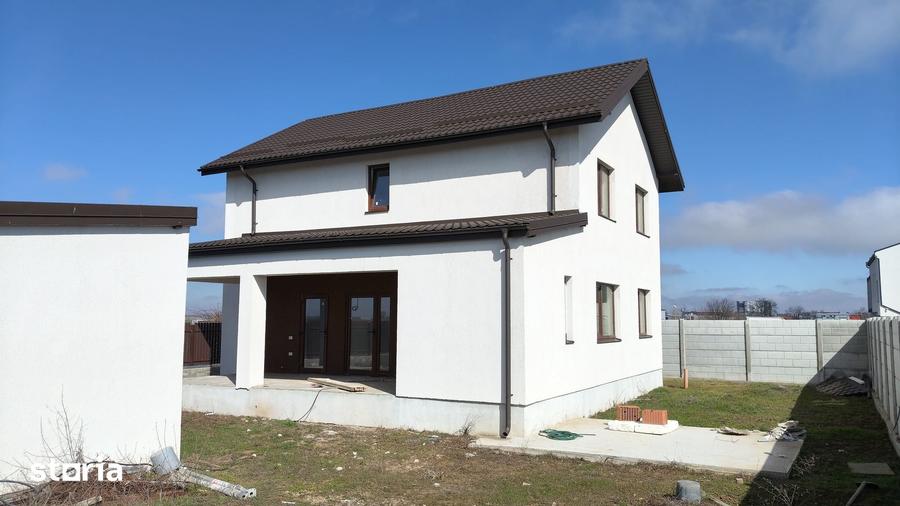 Casă cu 5 camere cu Teren 492 Mp în Glina