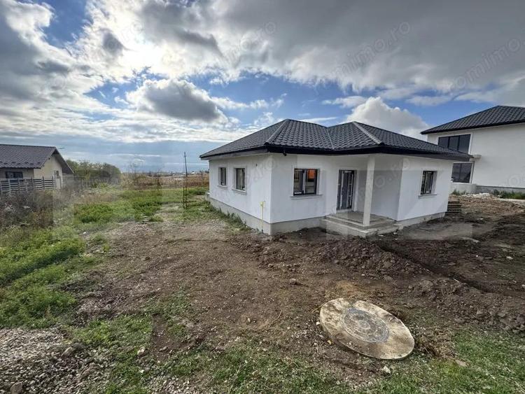 Casa parter, 81 mp utili, terasa + carport, zona Plopeni - 2