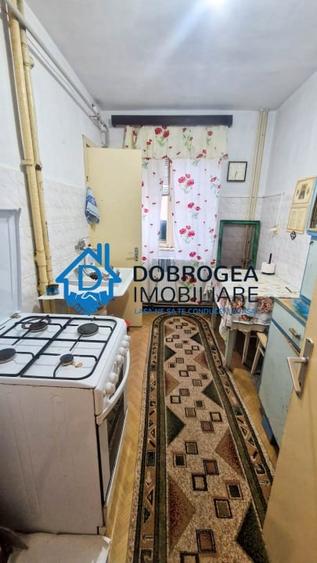 Apartament cu 3 camere semidecomandat, mobilat în Piața Veche