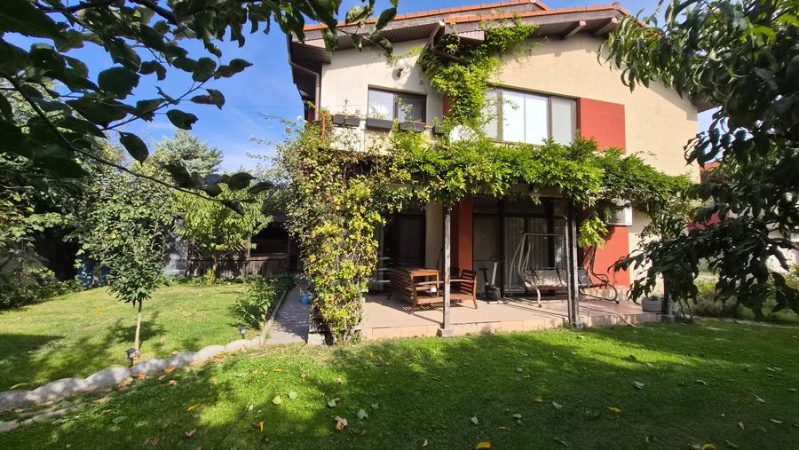 Casă individuală cu 5 camere cu Teren 380 Mp în Lazu