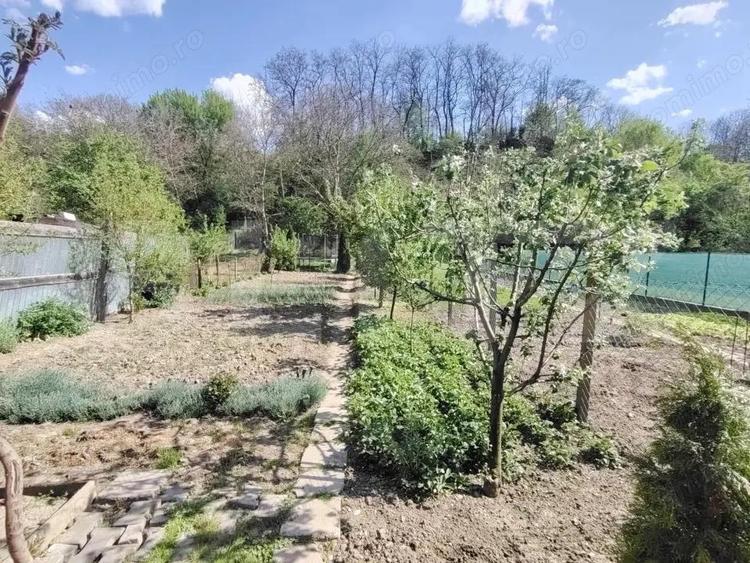 Casă cu 3 camere cu Teren 500 Mp în Central