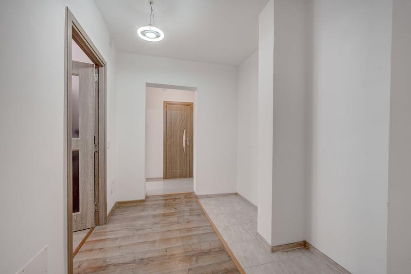 Apartament cu 3 camere semidecomandat în Rahova