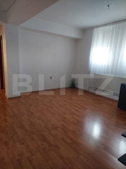 Apartament cu 4 camere semidecomandat în 9 Mai
