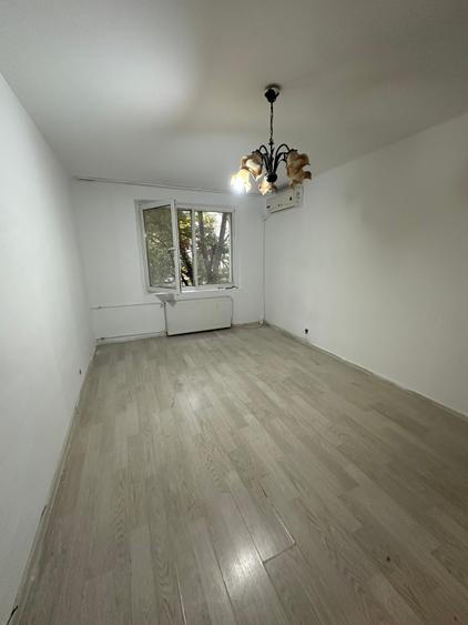 Apartament cu 3 camere semidecomandat în Titan