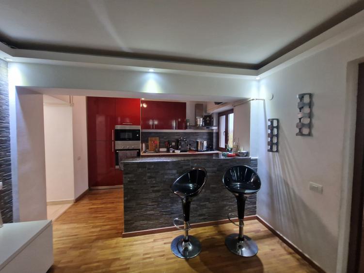 Navodari (Sud)- 3 camere decomandate, mobilat-utilat, etaj 3/4 - 12