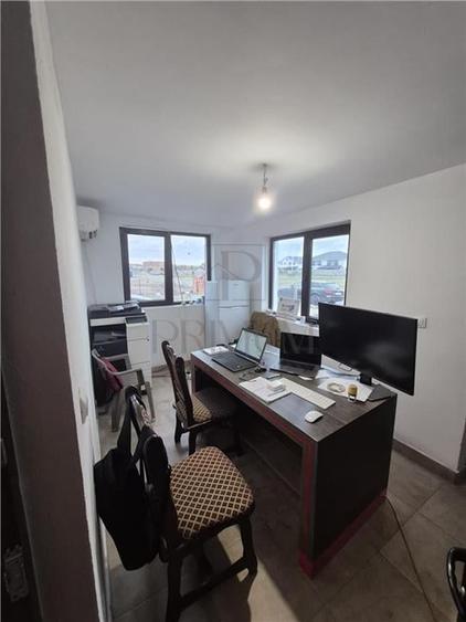 Hala / Spațiu de depozitare - cu birou și dormitor ? curte generoas - 3