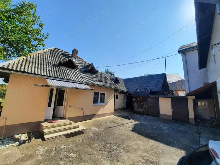 Casa cu etaj si anexe de vanzare - 5