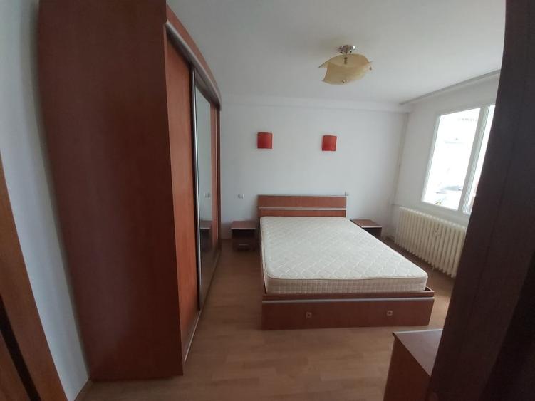 Apartament 3 camere,1 Decembrie metrou,Piata, decomandat, bloc REABILITAT TERMIC - 1