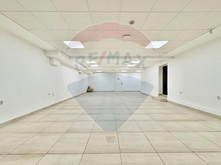 Spațiu comercial, acces stradal, vitrina | zona de blocuri Tractorul - 12