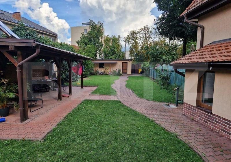 Casă individuală cu 5 camere cu Garaj în Central