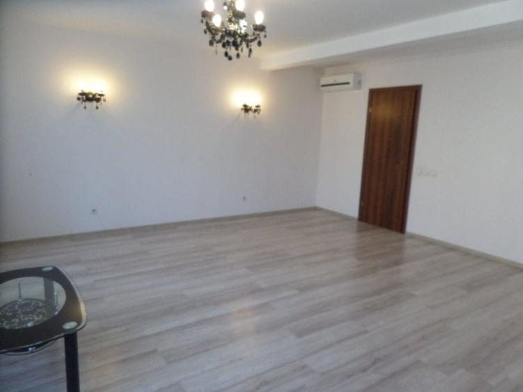 Casă individuală cu 3 camere cu Garaj în Apărătorii Patriei