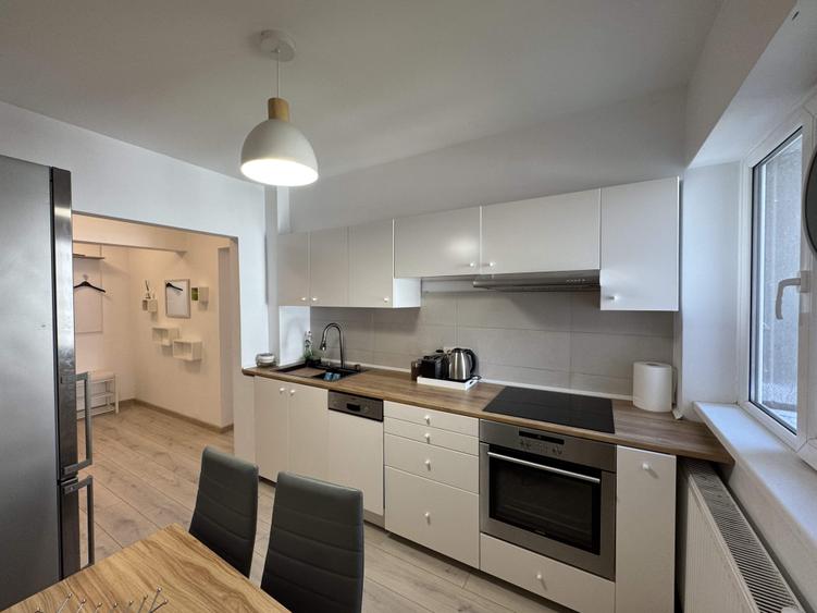 Apartament cu 3 camere decomandat, mobilat în