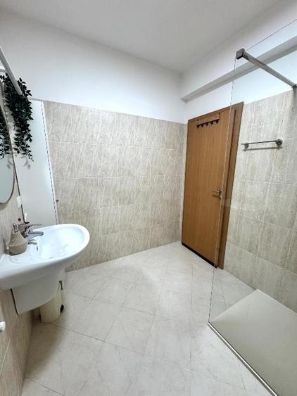 Apartament cu 3 camere semidecomandat, mobilat în Torontalului